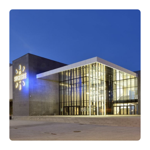 Vue extérieure de La Sucrerie à Wavre, salle de spectacles contemporaine en Belgique.